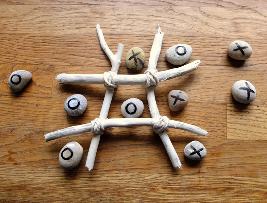 driftwood craft, beach craft, pebble craft, seaside craft, noughts and crosses